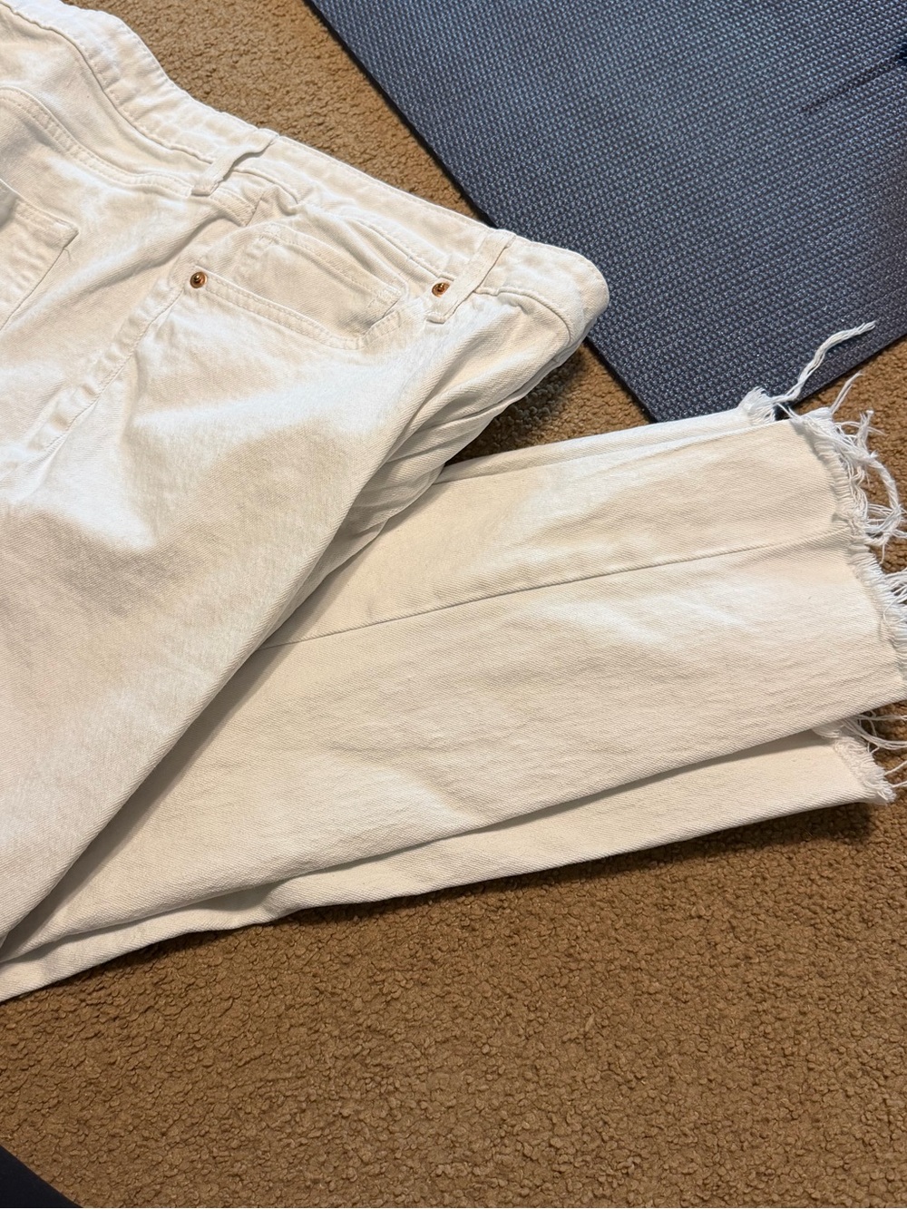 White Denim Jeans, cropped w/frayed hem